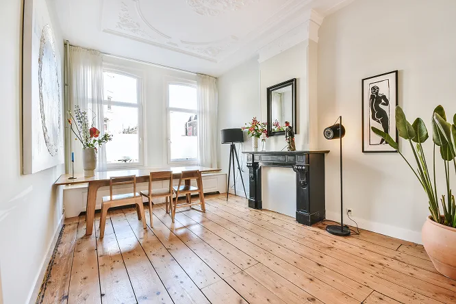 Renoviertes Esszimmer mit abgeschliffenen Holzdielen
