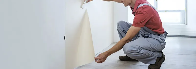Malermeister beim Tapezieren